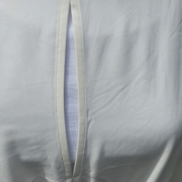 Express Women's Ivory Blouse Tie Front Keyhole Detail Flattering Fit Wmn's Sz M - Picture 3 of 8